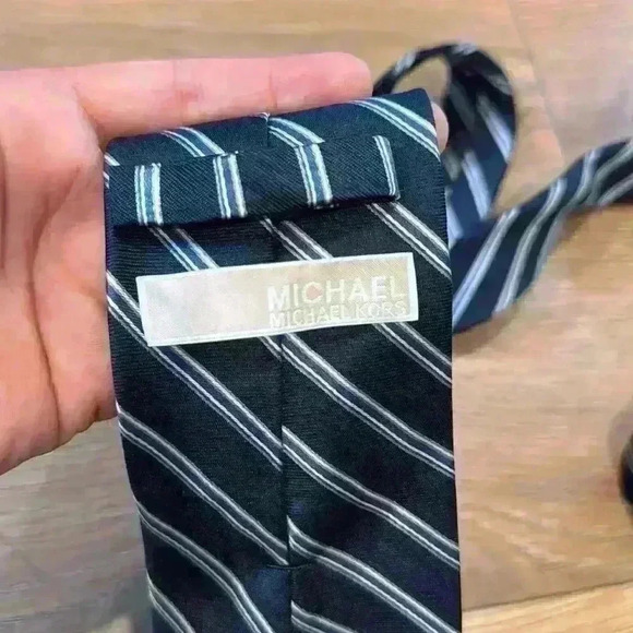 Michael Kors Men’s Necktie 100% Silk Navy Blue White Silver Striped Silk Tie - Picture 5 of 6